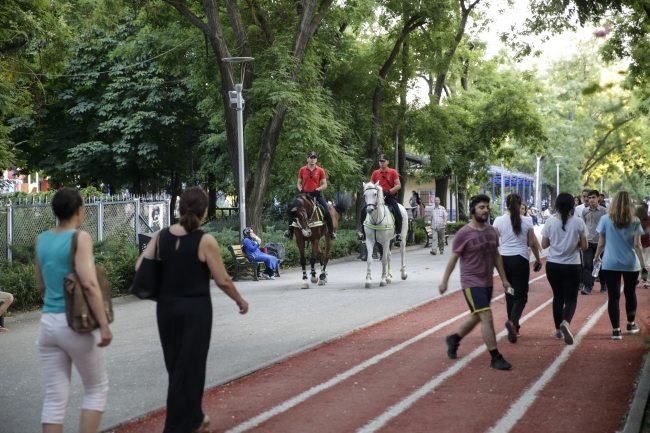 Parklarda çocukları atlı polisler koruyacak